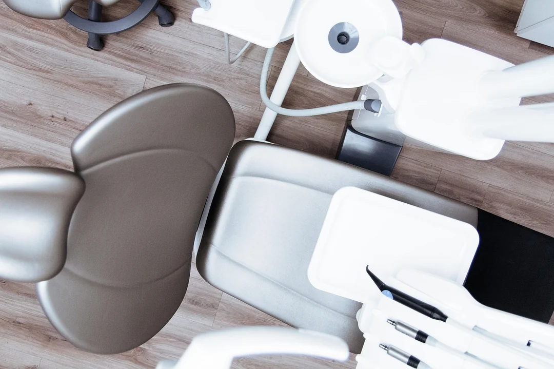 Jak działa automatyzacja obsługi klienta gabinetu stomatologicznego - dentist, dental chair, clinic, medical, flatlay, dentist, dentist, dentist, dentist, dentist