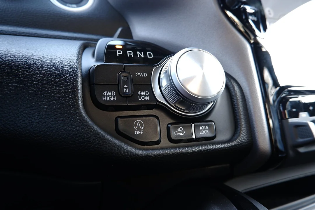 Automatyzacja sprzedaży salonu samochodowego w praktyce - Osoba korzystająca z aplikacji chatbota na telefonie