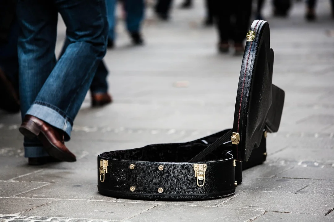 Chatbot dla restauracji w praktyce – scenariusze użycia - guitar case, street musician, donate, donation, musician, street performer, street performance, guitar case, donate, donate, 