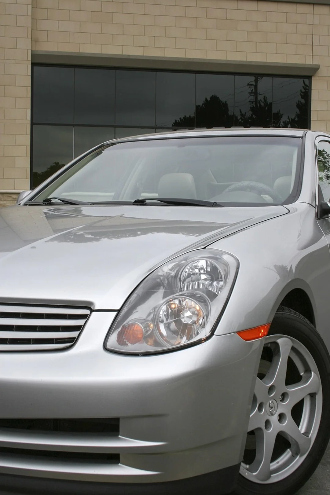 Jak działa chatbot dla salonu samochodowego - Osoba korzystająca z aplikacji chatbota na telefonie