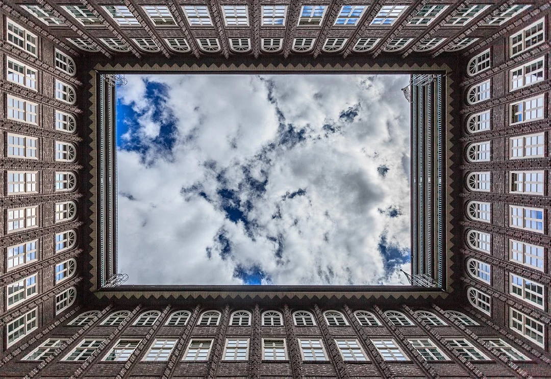 Najlepszy chatbot FAQ hurtowni - kryteria wyboru - chilehaus, building, clouds, sky, symmetry, symmetrical, architecture, historical, historic, nature, landmark, world heritage