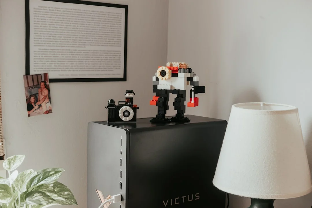 Najlepszy voicebot dla salonu kosmetycznego - Kryteria wyboru - a table with a lamp and some legos on top of it